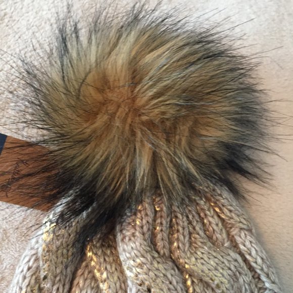 Pom Pom winter hat - Picture 3 of 6